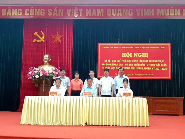 Phường Phú Lương tổ chức ký kết Quy chế phối hợp công tác giữa Thường trực HĐND - UBND - UB MTTQ phường, nhiệm kỳ 2021-2026- Ảnh 1.