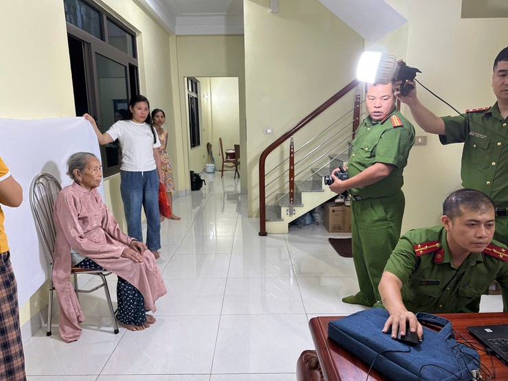 CÔNG AN XÃ ĐẠI THANH TRIỂN KHAI THU NHẬN HỒ SƠ CẤP THẺ ĐẢNG VIÊN LƯU ĐỘNG TẠI NHÀ CHO CÁC ĐẢNG VIÊN CAO TUỔI, YẾU THẾ- Ảnh 3.