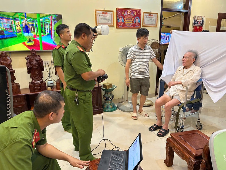 CÔNG AN XÃ ĐẠI THANH TRIỂN KHAI THU NHẬN HỒ SƠ CẤP THẺ ĐẢNG VIÊN LƯU ĐỘNG TẠI NHÀ CHO CÁC ĐẢNG VIÊN CAO TUỔI, YẾU THẾ- Ảnh 4.