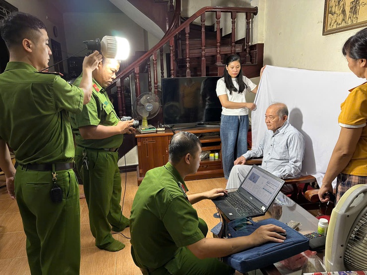 CÔNG AN XÃ ĐẠI THANH TRIỂN KHAI THU NHẬN HỒ SƠ CẤP THẺ ĐẢNG VIÊN LƯU ĐỘNG TẠI NHÀ CHO CÁC ĐẢNG VIÊN CAO TUỔI, YẾU THẾ- Ảnh 2.