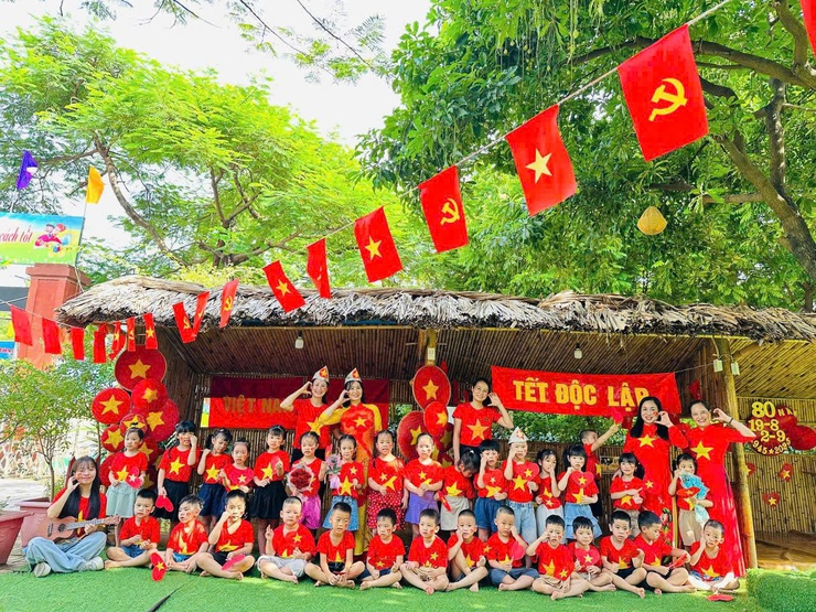 Khí thế mới từ sắc đỏ cờ hoa trên khắp phố phường Xuân Đỉnh- Ảnh 2.