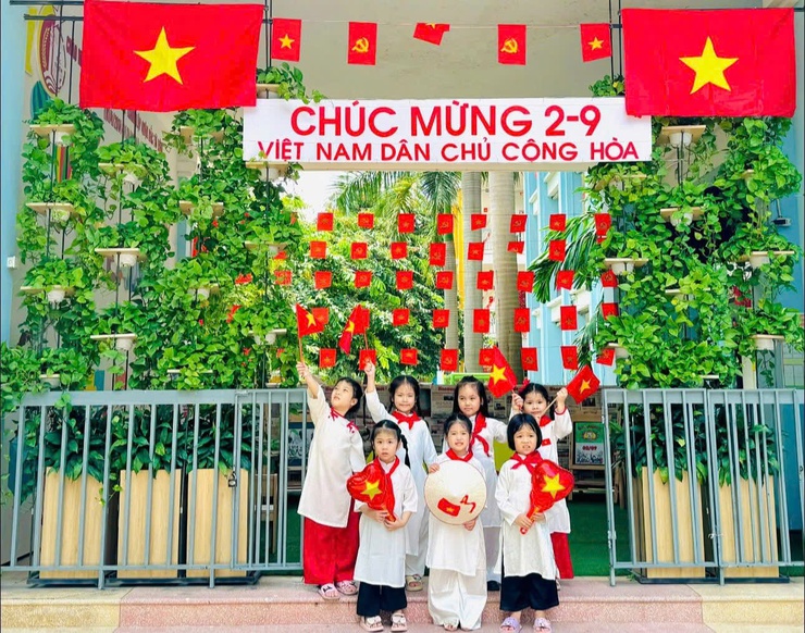 Khí thế mới từ sắc đỏ cờ hoa trên khắp phố phường Xuân Đỉnh- Ảnh 3.