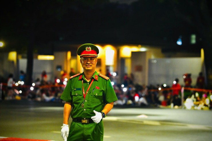 Hình ảnh người chiến sỹ Công an làm nhiệm vụ bảo vệ đêm hợp luyện sự kiện A80- Ảnh 14.