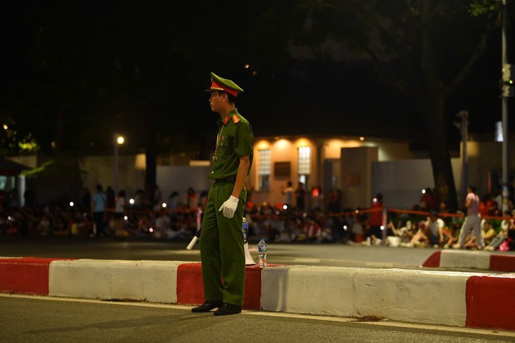 Hình ảnh người chiến sỹ Công an làm nhiệm vụ bảo vệ đêm hợp luyện sự kiện A80- Ảnh 1.