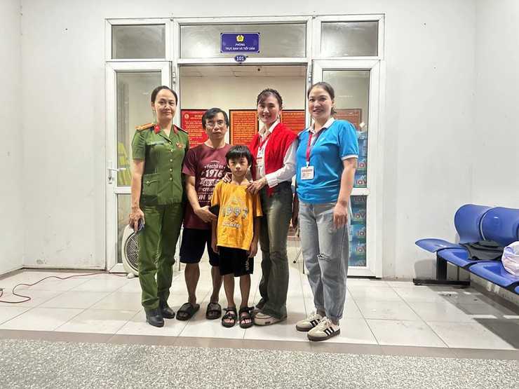 Hình ảnh người chiến sỹ Công an làm nhiệm vụ bảo vệ đêm hợp luyện sự kiện A80- Ảnh 11.