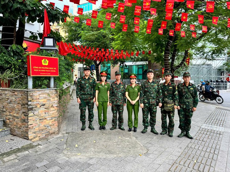 Hình ảnh người chiến sỹ Công an làm nhiệm vụ bảo vệ đêm hợp luyện sự kiện A80- Ảnh 8.