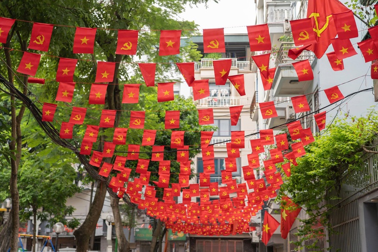 Tổ 8 phường Yên Hòa trang trí tuyên truyền chào mừng các ngày lễ, sự kiện trọng đại của Thủ đô và đất nước- Ảnh 2.