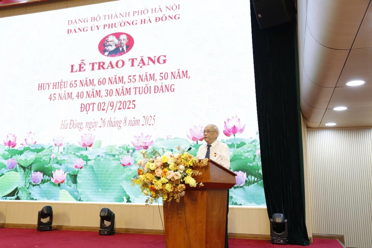 Đảng ủy phường Hà Đông trao Huy hiệu Đảng cho 405 đảng viên dịp 2/9- Ảnh 8.