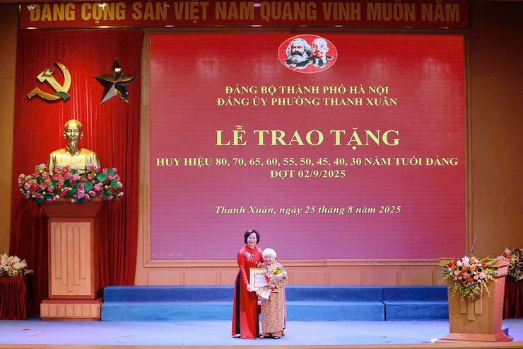 Đảng ủy phường Thanh Xuân tổ chức Lễ trao tặng Huy hiệu Đảng đợt 02/9- Ảnh 1.