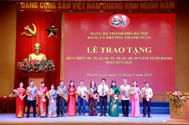 Đảng ủy phường Thanh Xuân tổ chức Lễ trao tặng Huy hiệu Đảng đợt 02/9- Ảnh 3.