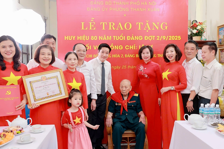 Đảng ủy phường Thanh Xuân tổ chức Lễ trao tặng Huy hiệu Đảng đợt 02/9- Ảnh 4.
