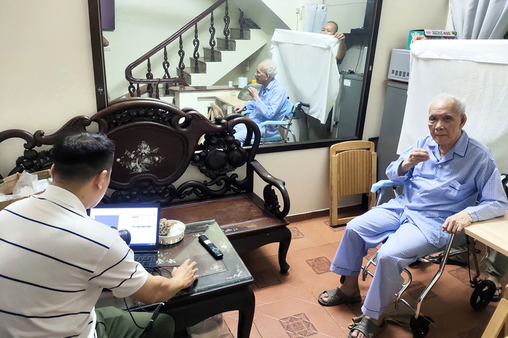 Phường Thanh Xuân hỗ trợ thu nhận thẻ Đảng cho Đảng viên già yếu, đi lại khó khăn- Ảnh 1.