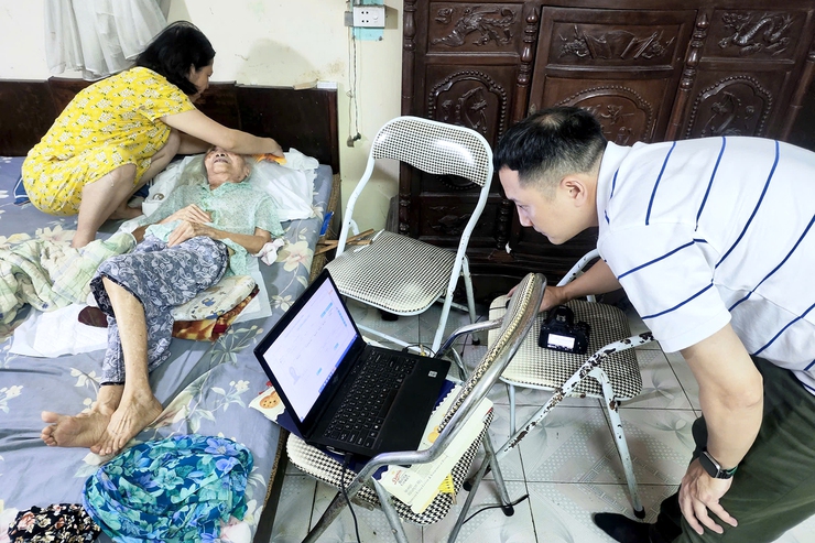 Phường Thanh Xuân hỗ trợ thu nhận thẻ Đảng cho Đảng viên già yếu, đi lại khó khăn- Ảnh 2.