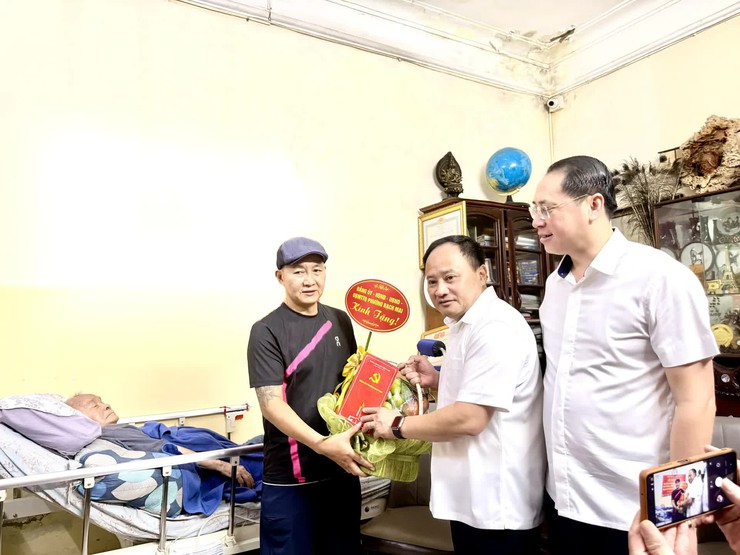 Phường Bạch Mai tri ân, tặng quà người có công nhân kỷ niệm 80 năm Quốc khánh- Ảnh 1.