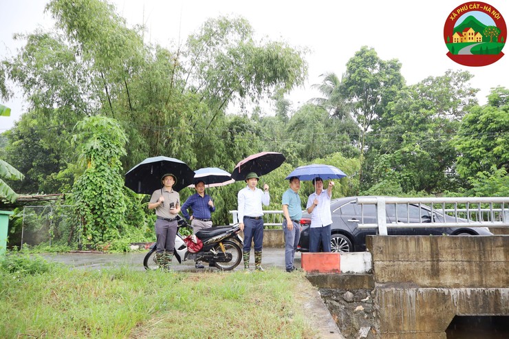 Đồng chí Đàm Công Lợi – Bí thư Đảng ủy, Chủ tịch HĐND xã Phú Cát kiểm tra công tác phòng chống lụt bão- Ảnh 1.