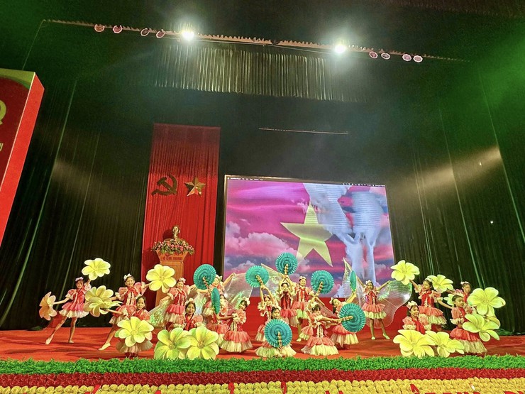 Đội tuyển phường Kim Liên: Học sinh Trường Tiểu học Đống Đa, THCS Đống Đa tham gia vòng sơ khảo Hội thi “Thiếu nhi Thủ đô tuyên truyền giới thiệu sách; múa hát tập thể và ca khúc măng non” năm 2025- Ảnh 13.