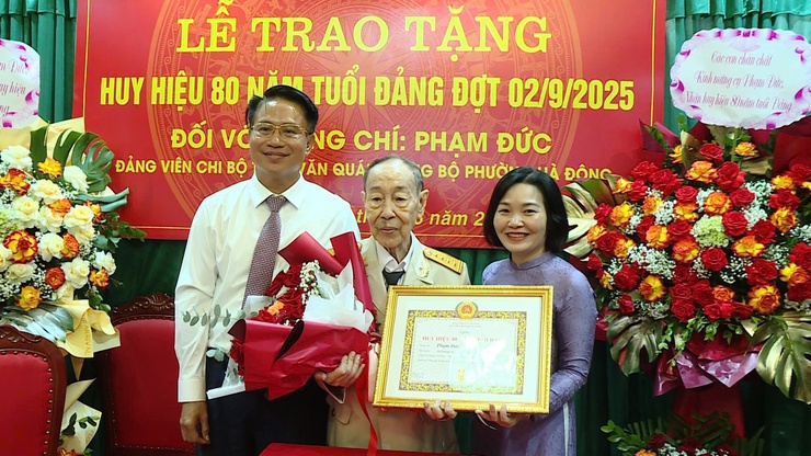 Đảng ủy phường Hà Đông trao huy hiệu 80 năm, 70 năm tuổi Đảng cho các đảng viên lão thành- Ảnh 5.