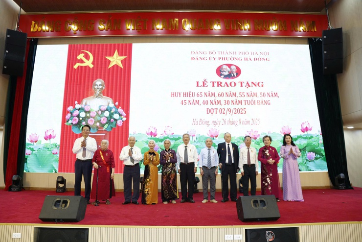 Đảng ủy phường Hà Đông trao Huy hiệu Đảng cho 405 đảng viên dịp 2/9- Ảnh 4.