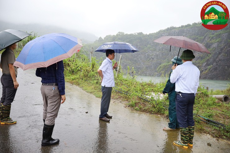Đồng chí Đàm Công Lợi – Bí thư Đảng ủy, Chủ tịch HĐND xã Phú Cát kiểm tra công tác phòng chống lụt bão- Ảnh 4.