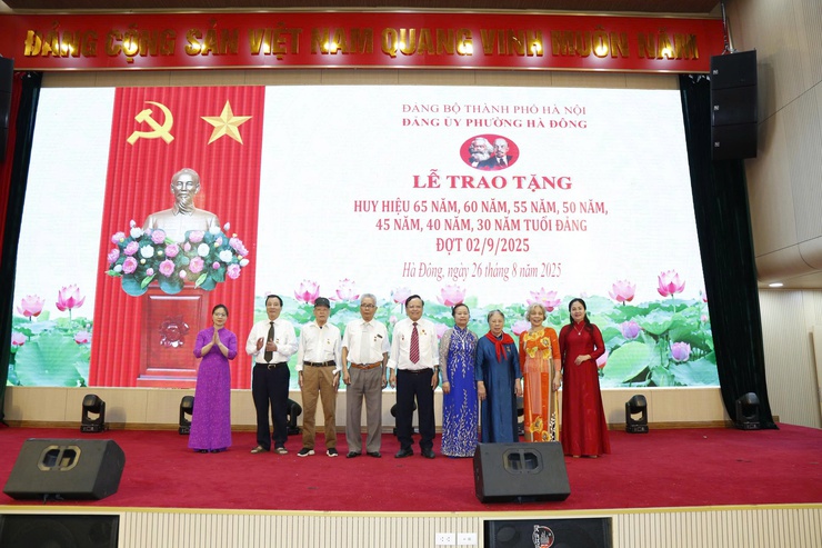 Đảng ủy phường Hà Đông trao Huy hiệu Đảng cho 405 đảng viên dịp 2/9- Ảnh 5.