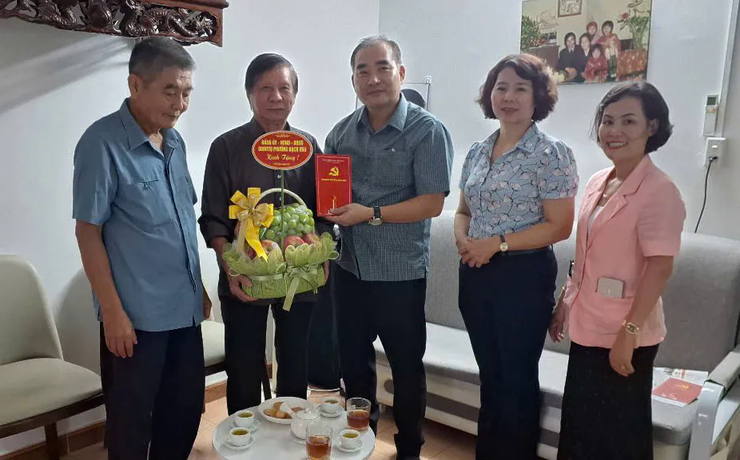 Phường Bạch Mai tri ân, tặng quà người có công nhân kỷ niệm 80 năm Quốc khánh- Ảnh 3.