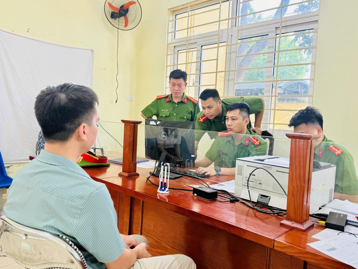 Công an xã Nam Phù góp sức vì một xã hội số toàn diện, vì một chính quyền kiến tạo và phục vụ.- Ảnh 1.