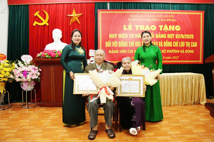 Đảng ủy phường Hà Đông trao huy hiệu 80 năm, 70 năm tuổi Đảng cho các đảng viên lão thành- Ảnh 7.