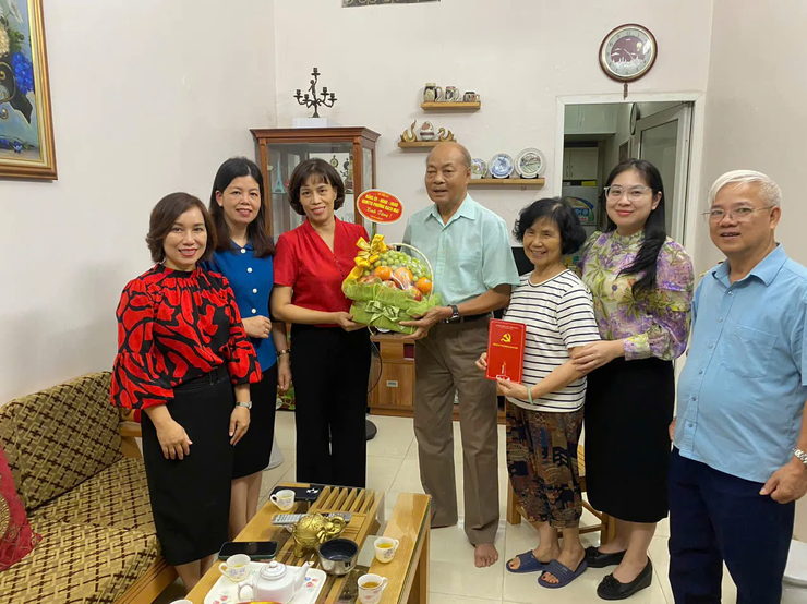 Phường Bạch Mai tri ân, tặng quà người có công nhân kỷ niệm 80 năm Quốc khánh- Ảnh 4.