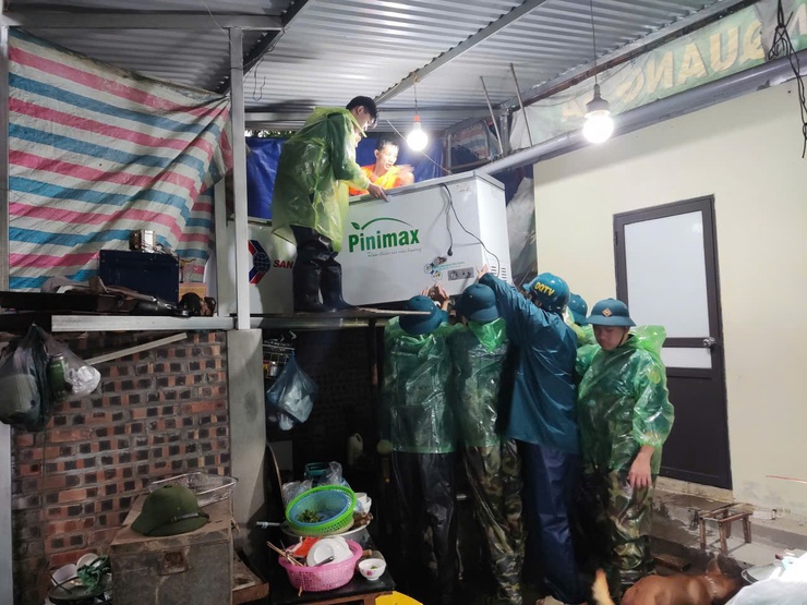 Lãnh đạo phường kiểm tra công tác ứng phó với ảnh hưởng của áp thấp nhiệt đới do bão số 5 gây ra- Ảnh 2.