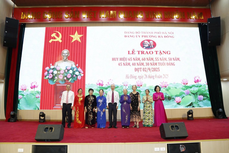 Đảng ủy phường Hà Đông trao Huy hiệu Đảng cho 405 đảng viên dịp 2/9- Ảnh 6.