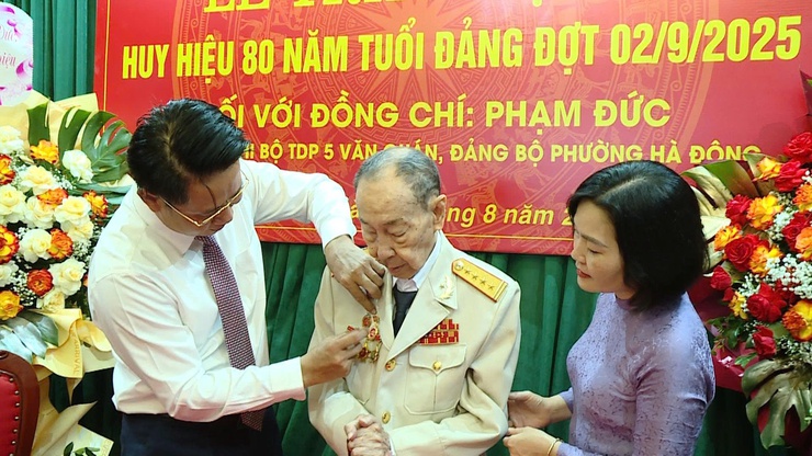 Đảng ủy phường Hà Đông trao huy hiệu 80 năm, 70 năm tuổi Đảng cho các đảng viên lão thành- Ảnh 1.