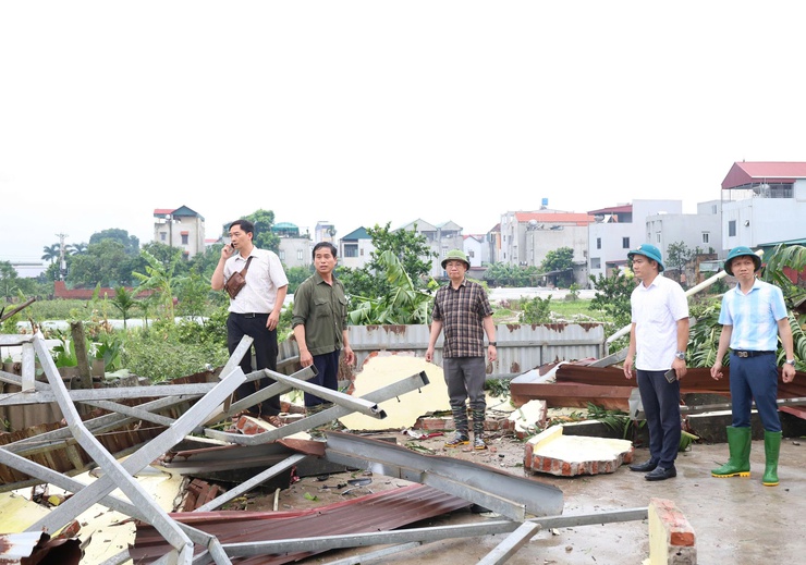 Đồng chí Bí Thư Đảng ủy xã kiểm tra công tác phòng, chống, khắc phục hậu quả cơn bão số 5- Ảnh 2.