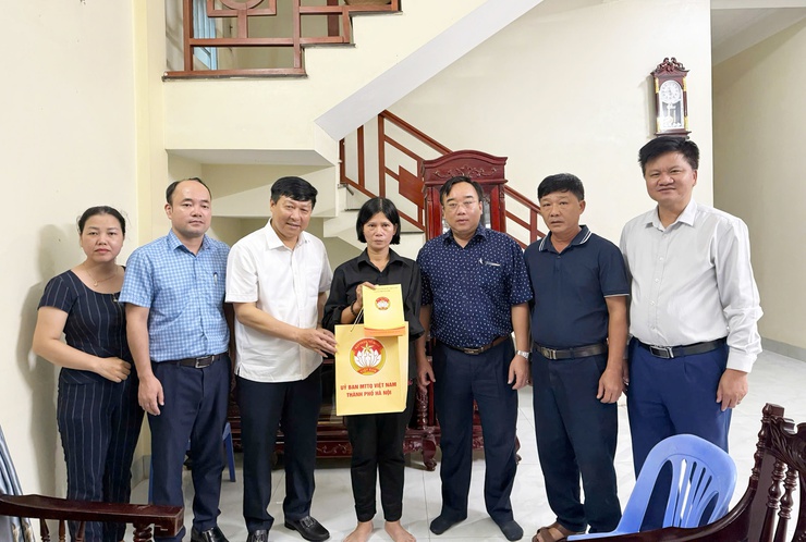 Đoàn công tác của Uỷ ban MTTQ Việt Nam Thành Phố Hà Nội tặng quà hội viên, đoàn viên hoàn cảnh đặc biệt khó khăn tại xã Trần Phú- Ảnh 1.