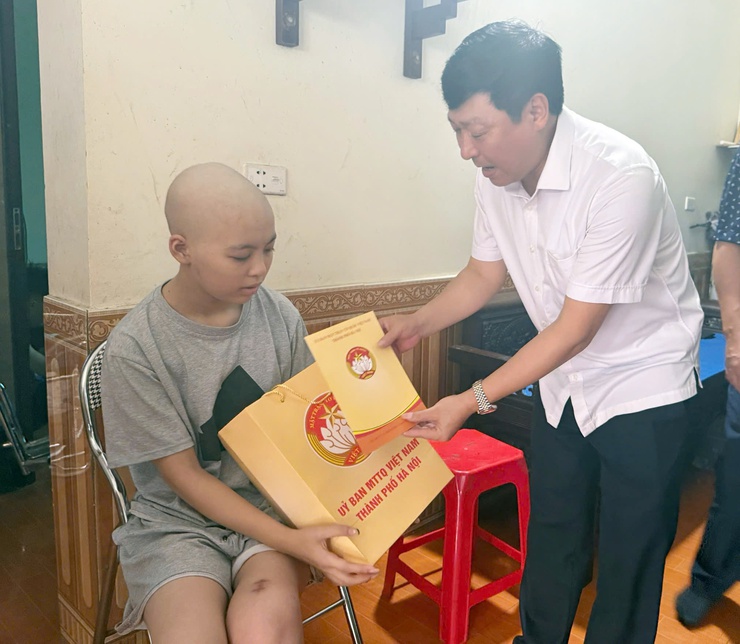 Đoàn công tác của Uỷ ban MTTQ Việt Nam Thành Phố Hà Nội tặng quà hội viên, đoàn viên hoàn cảnh đặc biệt khó khăn tại xã Trần Phú- Ảnh 2.