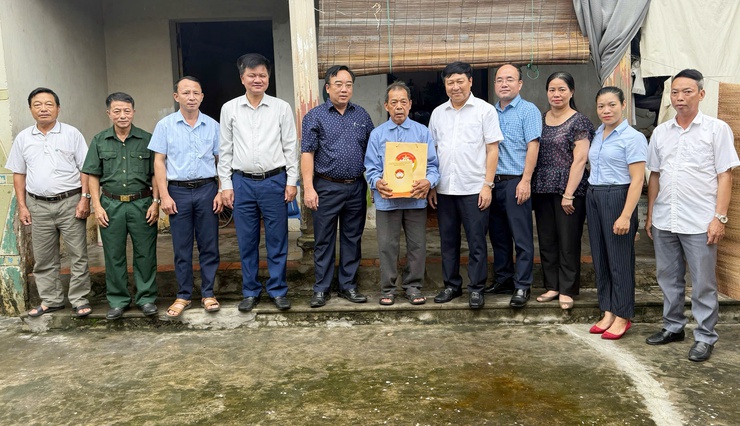 Đoàn công tác của Uỷ ban MTTQ Việt Nam Thành Phố Hà Nội tặng quà hội viên, đoàn viên hoàn cảnh đặc biệt khó khăn tại xã Trần Phú- Ảnh 3.