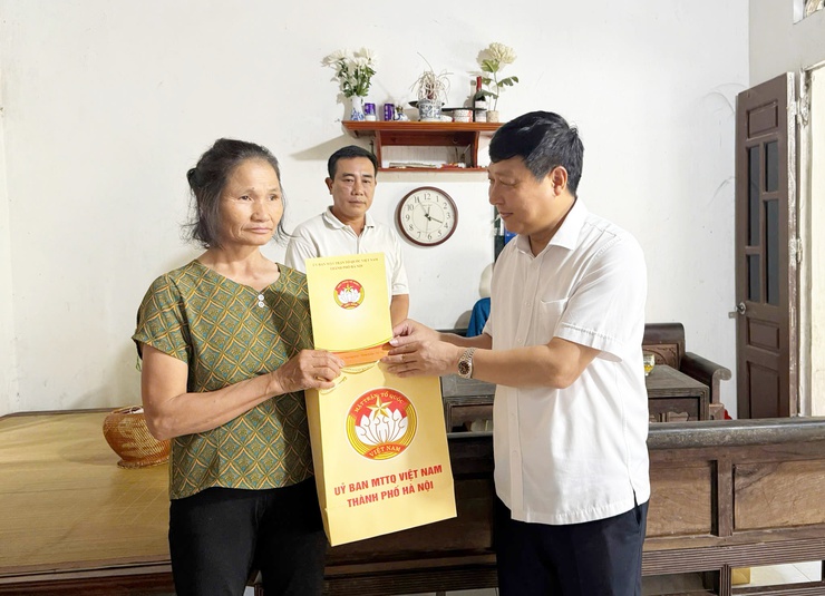 Đoàn công tác của Uỷ ban MTTQ Việt Nam Thành Phố Hà Nội tặng quà hội viên, đoàn viên hoàn cảnh đặc biệt khó khăn tại xã Trần Phú- Ảnh 4.