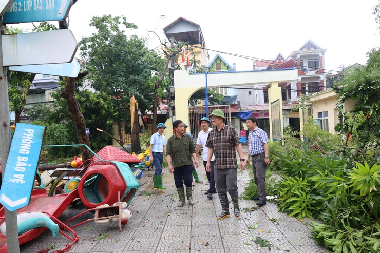 Đồng chí Bí Thư Đảng ủy xã kiểm tra công tác phòng, chống, khắc phục hậu quả cơn bão số 5- Ảnh 1.