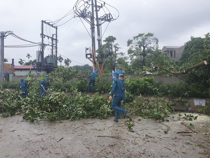 Đồng chí Bí Thư Đảng ủy xã kiểm tra công tác phòng, chống, khắc phục hậu quả cơn bão số 5- Ảnh 5.
