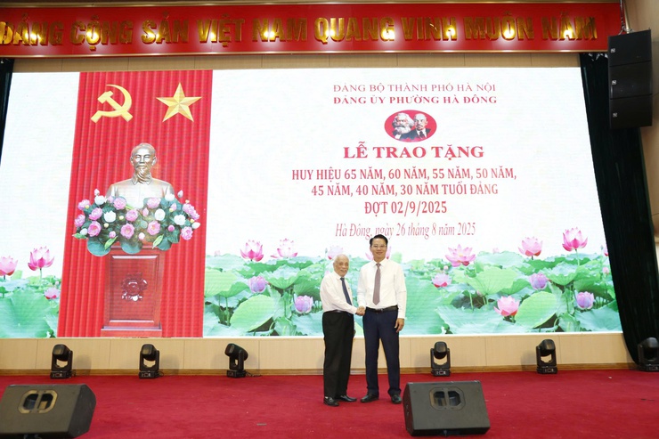 Đảng ủy phường Hà Đông trao Huy hiệu Đảng cho 405 đảng viên dịp 2/9- Ảnh 1.