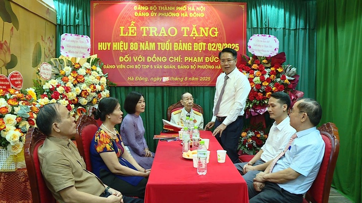Đảng ủy phường Hà Đông trao huy hiệu 80 năm, 70 năm tuổi Đảng cho các đảng viên lão thành- Ảnh 4.