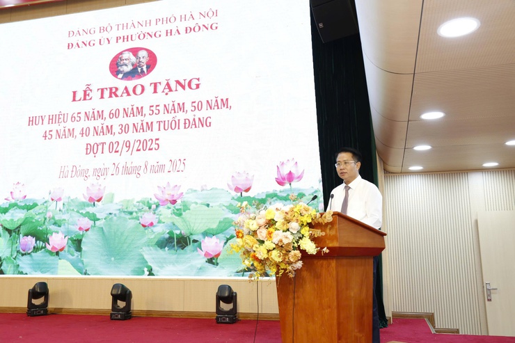 Đảng ủy phường Hà Đông trao Huy hiệu Đảng cho 405 đảng viên dịp 2/9- Ảnh 7.