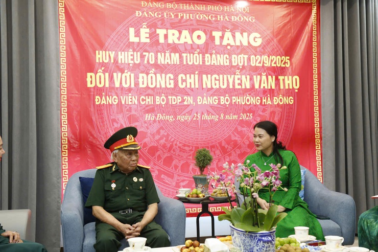 Đảng ủy phường Hà Đông trao huy hiệu 80 năm, 70 năm tuổi Đảng cho các đảng viên lão thành- Ảnh 3.