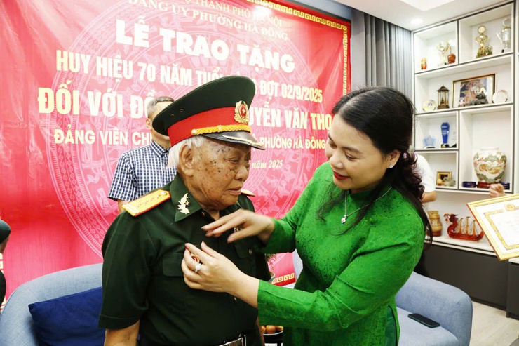 Đảng ủy phường Hà Đông trao huy hiệu 80 năm, 70 năm tuổi Đảng cho các đảng viên lão thành- Ảnh 2.