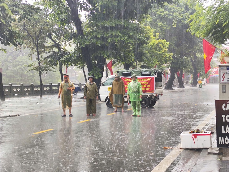 Sơn Tây ứng phó nhanh với ảnh hưởng của áp thấp nhiệt đới suy yếu từ cơn bão số 5- Ảnh 1.