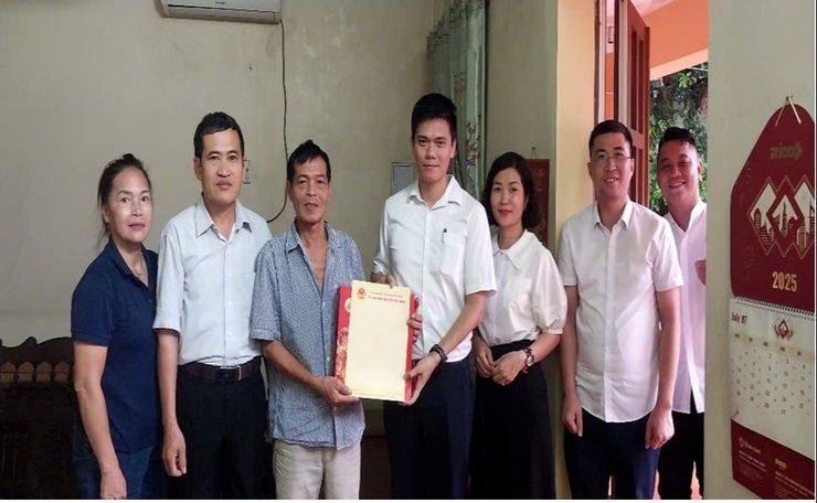 LÃNH ĐẠO UBND XÃ PHÚC THỊNH THĂM, TẶNG QUÀ DỊP KỶ NIỆM 80 NĂM QUỐC KHÁNH NƯỚC CỘNG HÒA XÃ HỘI CHỦ NGHĨA VIỆT NAM (02/9/1945 - 02/9/2025)- Ảnh 1.
