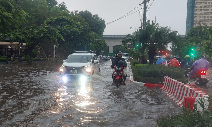 Ảnh hưởng bão số 5: Hà Nội nhiều tuyến phố bị ngập úng cục bộ, đề phòng sạt lở đất- Ảnh 1.