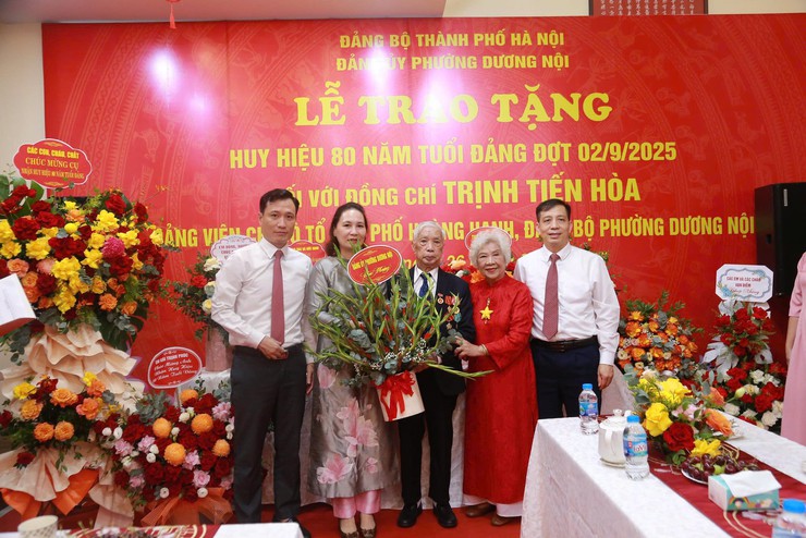 Phó Chủ tịch Thường trực UBND TP Lê Hồng Sơn trao Huy hiệu 80 năm tuổi Đảng cho đảng viên lão thành phường Dương Nội- Ảnh 4.