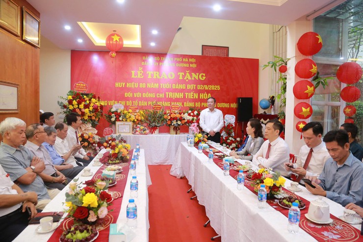 Phó Chủ tịch Thường trực UBND TP Lê Hồng Sơn trao Huy hiệu 80 năm tuổi Đảng cho đảng viên lão thành phường Dương Nội- Ảnh 3.