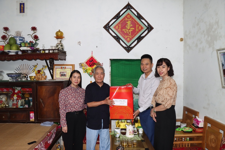 Các đồng chí lãnh đạo xã thăm, tặng quà các gia đình chính sách, người có công nhân dịp Quốc khánh 2/9- Ảnh 1.