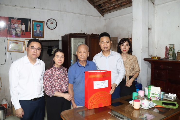 Các đồng chí lãnh đạo xã thăm, tặng quà các gia đình chính sách, người có công nhân dịp Quốc khánh 2/9- Ảnh 3.